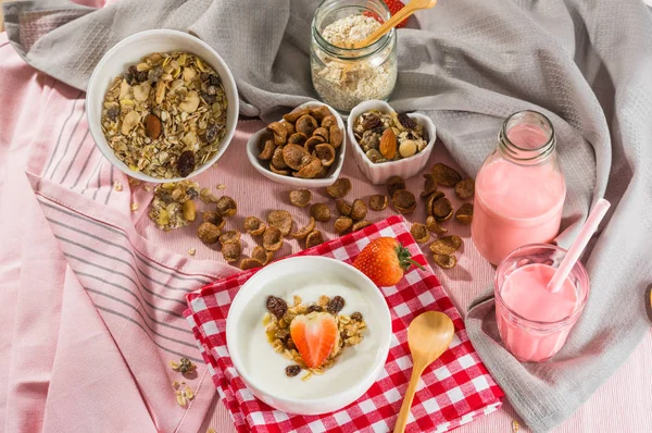 Pequeno Almoço Fruta Morango Sobre Iogurte Tigela Branca Com Granola — Fotografia de Stock