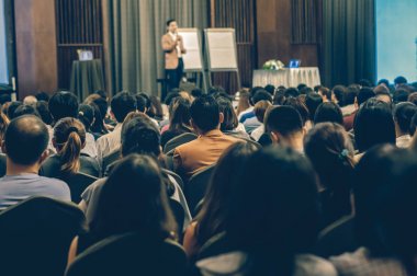 Konferans salonunun ya da seminer salonunun katılımcı arka planlı bulanık fotoğrafı