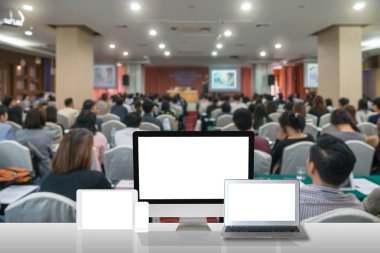 Soyut bulanık fotoğraf ile katılan arka plan, konferans salonu veya seminer odası beyaz masaya bilgisayar kümesi gösteri iş teknoloji ve eğitim kavramı