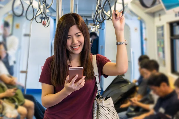 Pasajera Asiática Con Traje Casual Usando Teléfono Móvil Inteligente Los —  Fotos de Stock