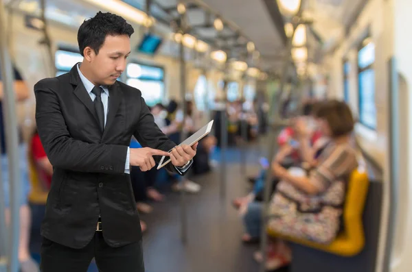 Hombre Negocios Asiático Utilizando Tableta Sobre Foto Borrosa Abstracta Los — Foto de Stock