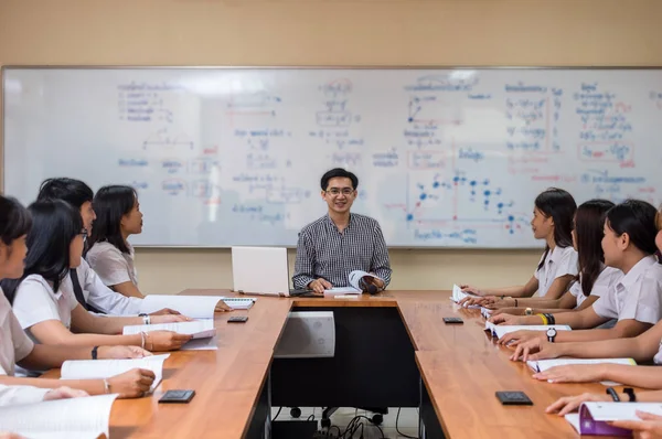 Profesora Asiática Impartiendo Clases Grupo Estudiantes Universitarios Aula Concepto Educación — Foto de Stock