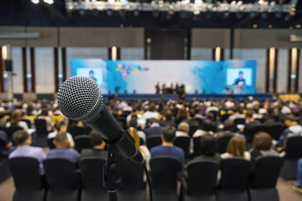 Microfone Com Foto Embaçada Abstrata Sala Conferências Sala Reuniões Com — Fotografia de Stock