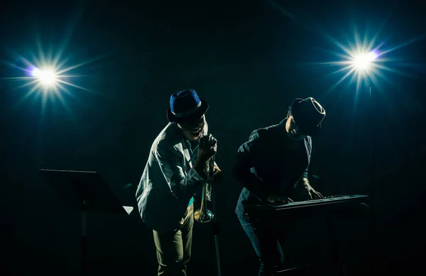 Músico Banda Dúo Tocando Teclado Cantando Sobre Fondo Negro Con — Foto de Stock