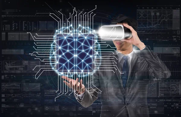 革新デジタル画面背景に脳の技術の人工知能を保持している仮想現実を着ているアジア系のビジネスマン — ストック写真
