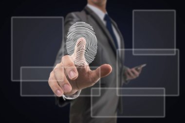 İşadamı parmak izi inceden inceye gözden geçirmek 