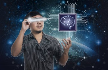 Akıllı yüksek teknolojili gözlük takan adam