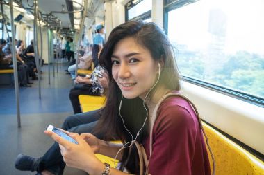 Asyalı kadın yolcu