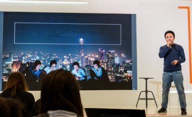 Sahne Alanı'ndaki sunu üzerinde Asya hoparlör