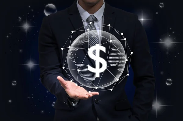 Бизнесмен держит в руках долларовую валюту — стоковое фото