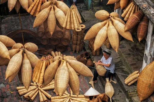 Old Vietnamese female craftsman — Stock Photo, Image