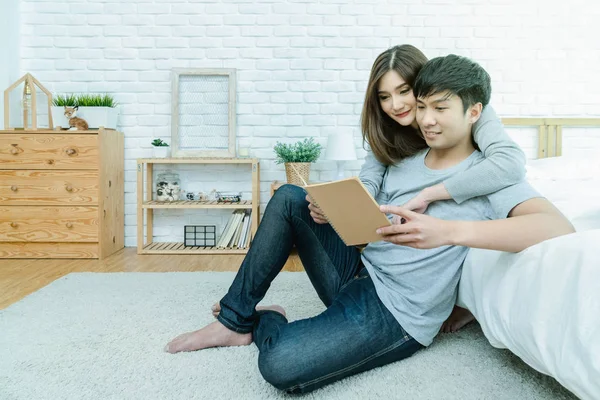 Glückliches asiatisches Paar — Stockfoto