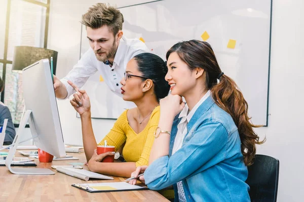 Groep van Aziatische en multi-etnisch zakenmensen met casual pak — Stockfoto