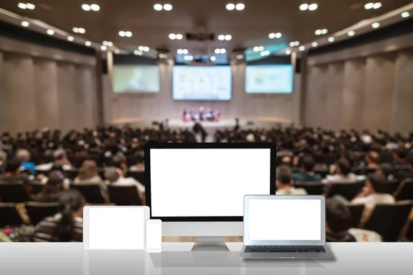 Computershow auf dem weißen Tisch — Stockfoto