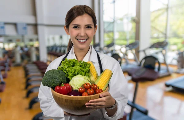 Médico segurando a mistura de legumes — Fotografia de Stock