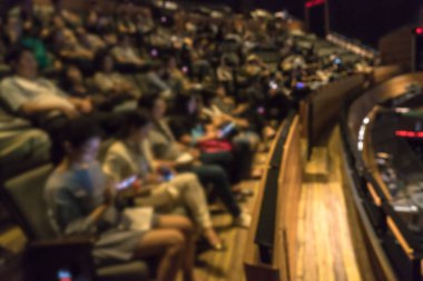 Attende arka plan ile düşük ışık durum, iş ve eğitim kavramı ile konferans salonu veya seminer odası soyut bulanık fotoğraf