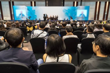 Sahnedeki konuşmacılar, konferans salonunda veya seminer toplantısında, yatırım konseptiyle ilgili iş ve eğitim alanlarında seyirci görüşü ile sahnede