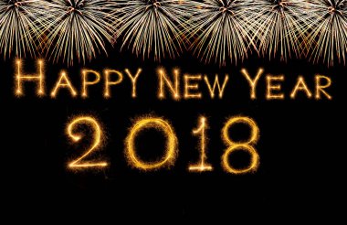 Mutlu yeni yıl 2018 üzerinde havai fişek koyu arka plan, kutlama ve tebrik kartları konsepti ile ışıltı havai fişek ile yazılı