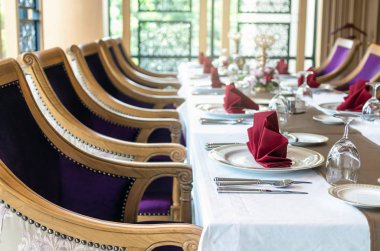 Lüks restoran yemekleri, çatal ve peçete ile ayarla