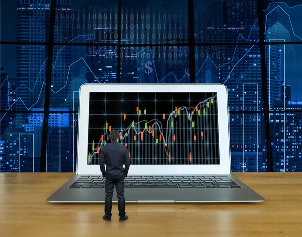 取引のぼやけた写真の上画面で取引のグラフを示すコンピューター ラップトップを持っている木製のテーブルの上に立って実業家グラフ景観背景 ビジネス概念を取引 — ストック写真