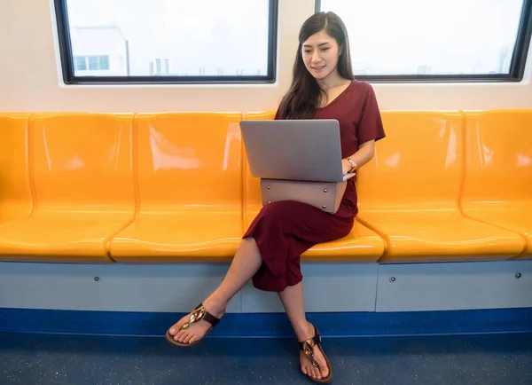 Pasajera Asiática Con Traje Casual Que Utiliza Portátil Tecnología Los —  Fotos de Stock