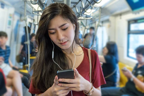 Pasajera Asiática Con Traje Casual Usando Escuchando Canción Través Teléfono —  Fotos de Stock