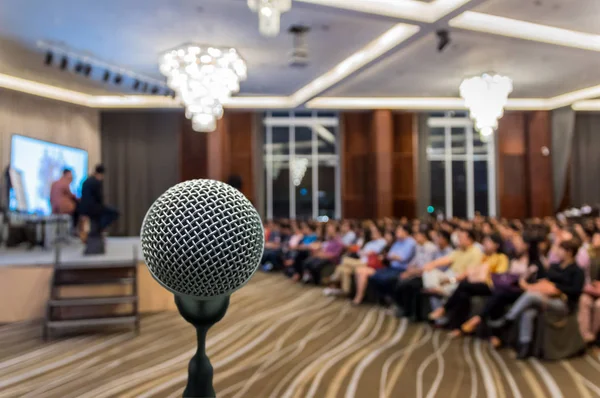 Mikrofon Nad Abstraktní Rozmazanou Fotografií Konferenčního Sálu Nebo Semináře Účastnickým — Stock fotografie