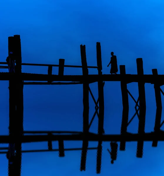 Der Sonnenuntergang Mit Mönchssilhouetten Auf Der Bein Brücke Ist Der — Stockfoto