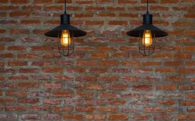 Lüks aydınlatma dekorasyon tuğla duvar arka plan üzerinde