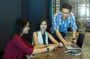 Grup Asya iş adamları içinde casual elbise beyin fırtınası ile eylem modern kahve dükkanında iş grup kavramı relax