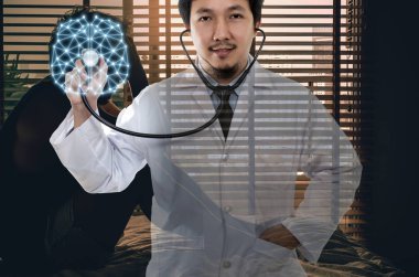 Karanlık odada, hekim darmatic kavramının yatağa stetoskop ekipman depresif adam kafa otururken üzerinde beyin üzerinde tutarak Asya doktor el eller