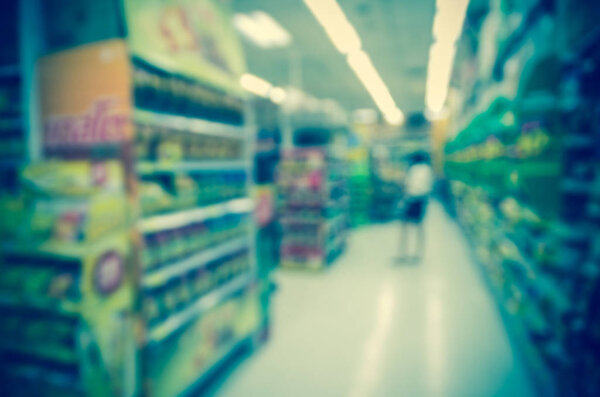 Абстрактное размытое фото магазина с тележкой на фоне боке универмага
