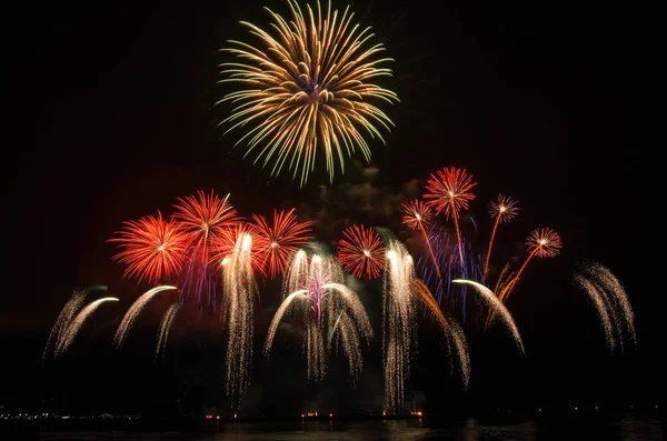 Celebración Fuegos Artificiales Multicolor Gran Altura —  Fotos de Stock