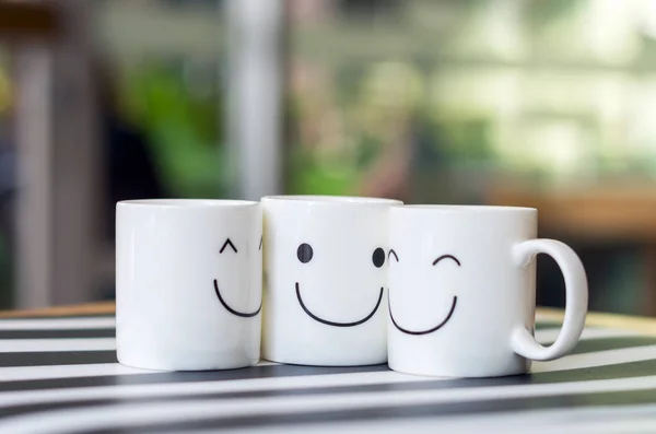 Trois Tasses Heureuses Sur Table Bois Propos Concept Amour — Photo