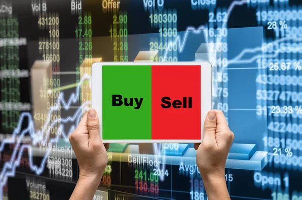 手持平板触摸屏的女性手在股票市场图表上显示买入和卖出 — 图库照片