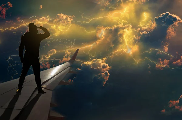 Silueta Del Hombre Mirando Relámpagos Truenos Sobre Las Nubes Tormenta — Foto de Stock