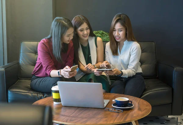 Grupo Empresários Asiáticos Com Brainstorm Terno Casual Reunião Com Olhar — Fotografia de Stock