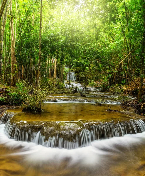 美丽的瀑布 在森林深处 Pha Tat 北碧府泰国 省自然旅游概念 — 图库照片