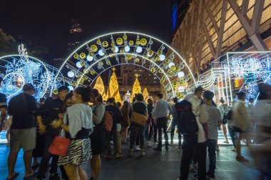 Bangkok, Tayland - 16 Aralık 2016: Noel kutlama 2017 ile tanımsız Tay insanlar geceleri Orta Dünya yanar 
