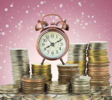 sikke yığını Tayland Bahtı vintage saatiyle chrismas arka plan, yatırım ve finansal kavramı soyut resmi için adım