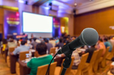 Mikrofon üzerinden soyut bulanık fotoğraf katılan arka plan ile konferans salonu veya seminer odası