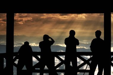 Silüeti üzerinde bulut ve sis ili nan, Tayland Doi Samer DAO en iyi manzaraya sahip dağ güneş Sun ray harika manzara vuruyor fotoğrafçılar grubu