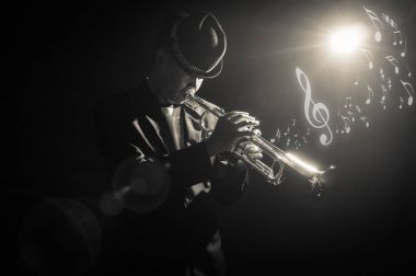 Sahne Alanı'nda trompet müzik notları ile spot ışık ve len parlama ile oynarken müzisyen