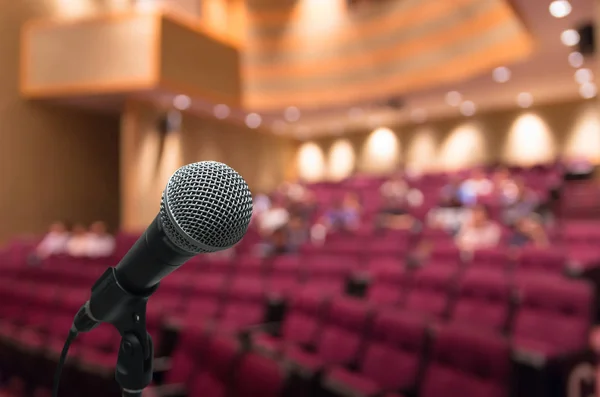 Mikrofon Mit Abstraktem Verschwommenem Foto Von Konferenzsaal Oder Konferenzraum Mit — Stockfoto