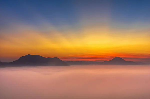 Fantástico Paisaje Montaña Brumosa Con Rayos Sol Sobre Las Colinas —  Fotos de Stock