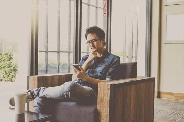 Feliz Hombre Negocios Asiático Sentado Espacio Trabajo Uso Del Teléfono —  Fotos de Stock