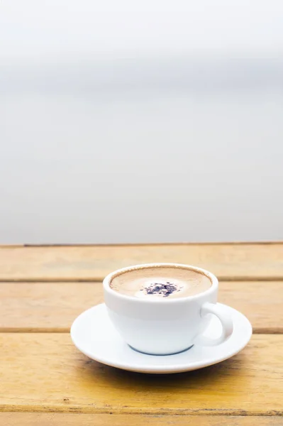 White Coffee Cup Wood Table Reivew View Fog Background Pastel — Stock Photo, Image