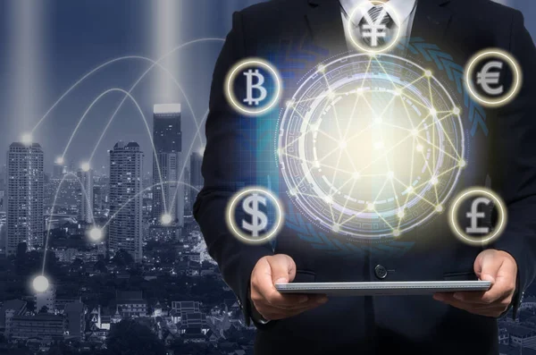 Cityscape arka plan, yatırım finansal Internet teknoloji kavramı ağ bağlantısı üzerinden para işareti simgesi Fintech teknolojisi ile laptop tutan işadamı