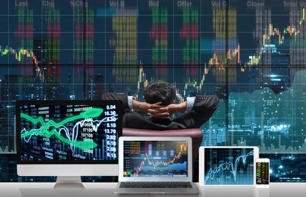 Face Arrière Homme Affaires Assis Qui Regarde Graphique Bourse Sur — Photo