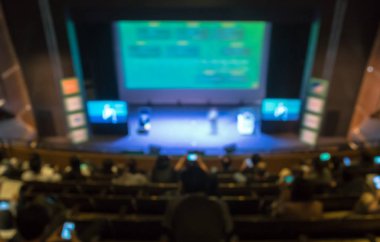 Attende arka plan ile düşük ışık durum, iş ve eğitim kavramı ile konferans salonu veya seminer odası soyut bulanık fotoğraf